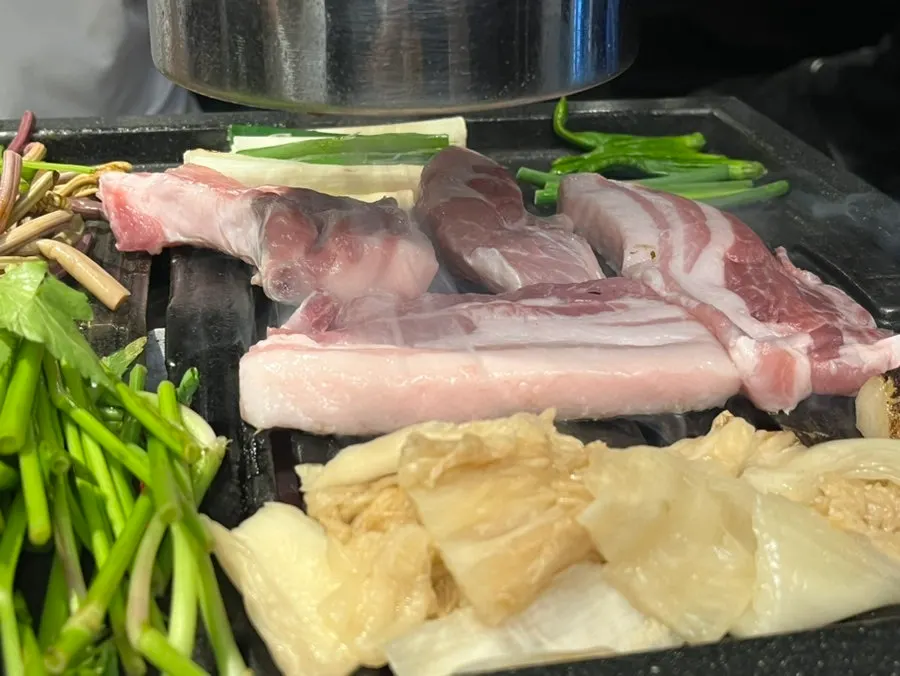 こんがり焼けていくカルビサムギョプサル