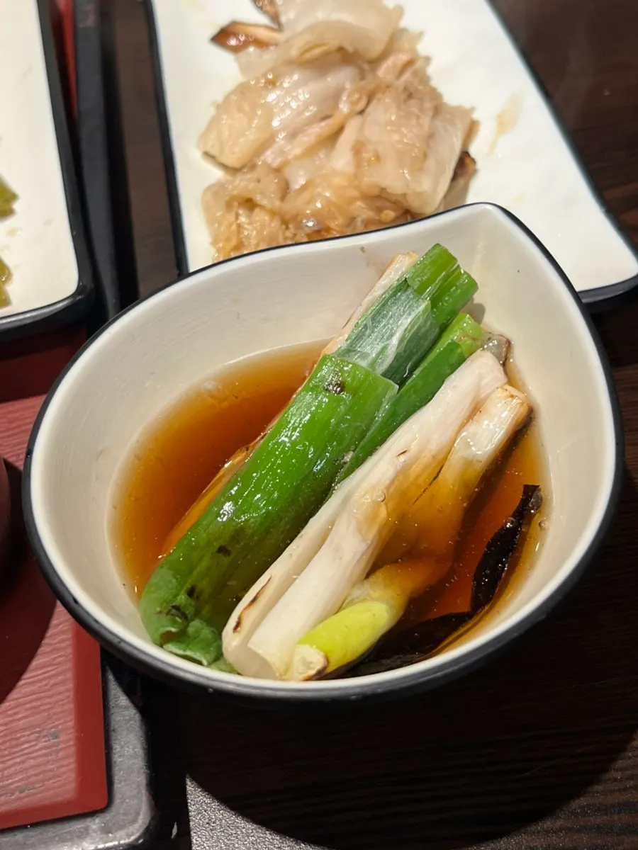 サンチュと一緒に置かれた焼肉