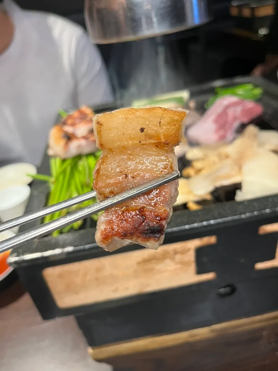 塩とわさびを添えた肉一切れ