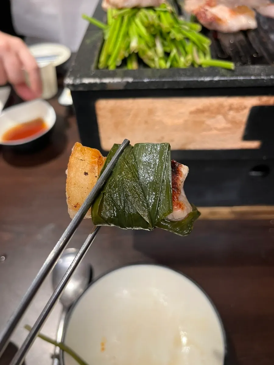 白キムチなど多様な付け合わせ野菜