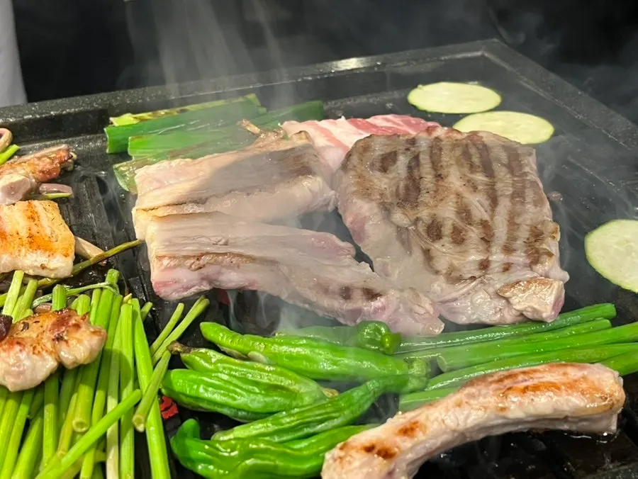 肉と野菜を一緒に乗せた鉄板