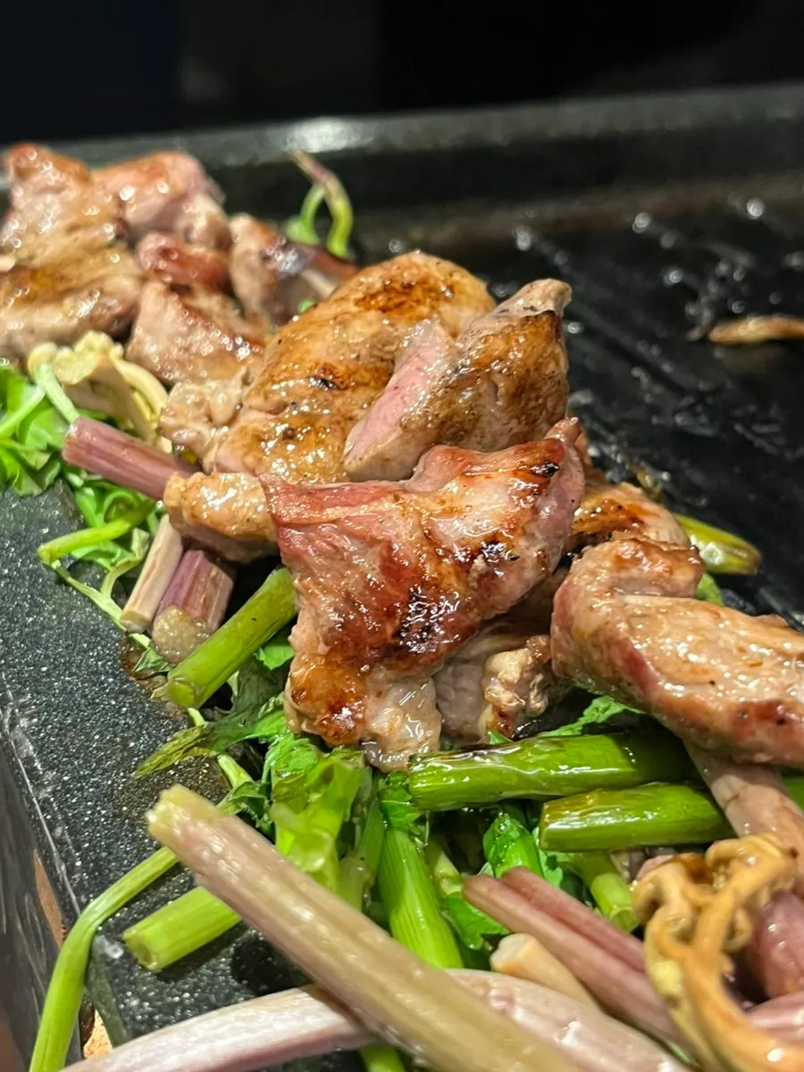 店員が焼いてくれた肉が並ぶテーブル