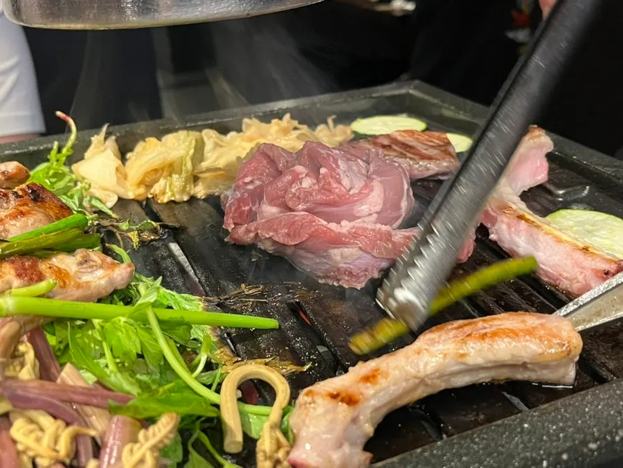 食事の締めくくり頃の焼肉店テーブル