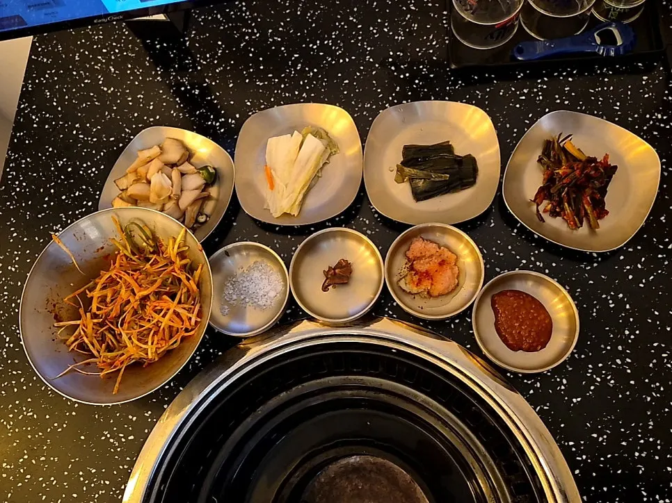 양파장아찌, 백김치, 명이나물, 파채무침 등 기본 찬