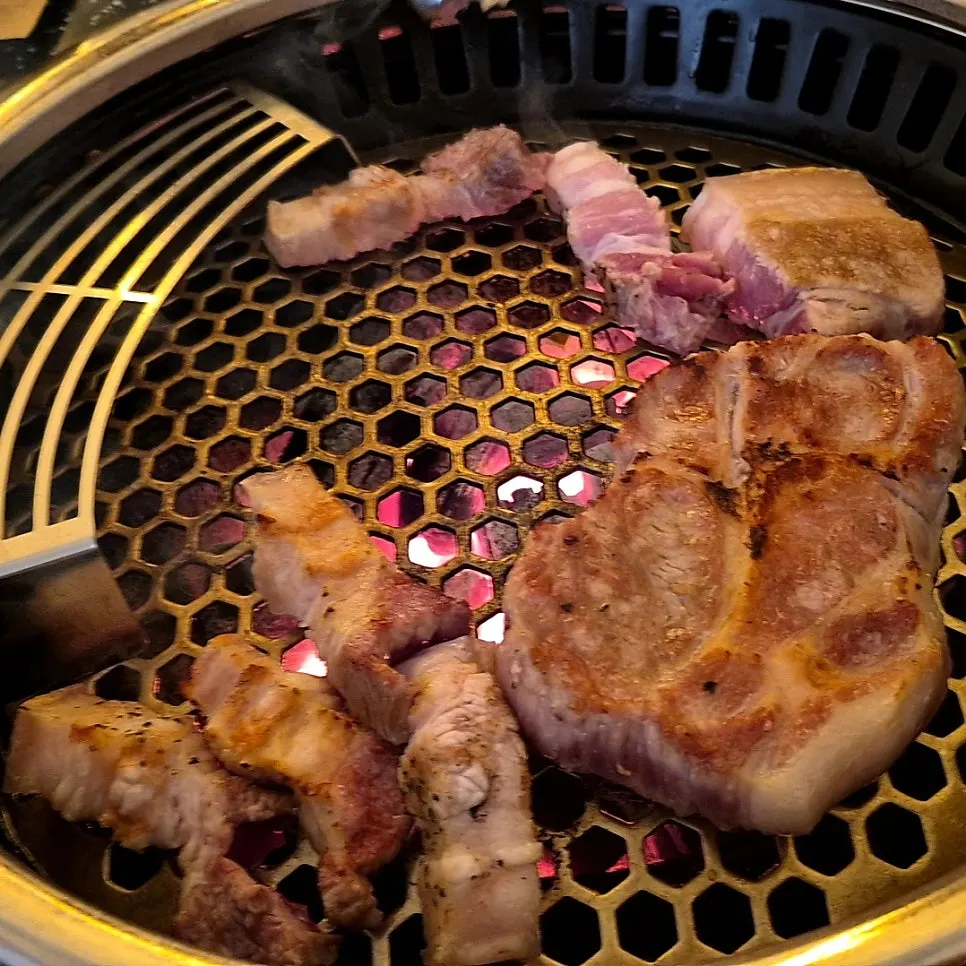 참숯 화로에 올려 구워지는 오겹살