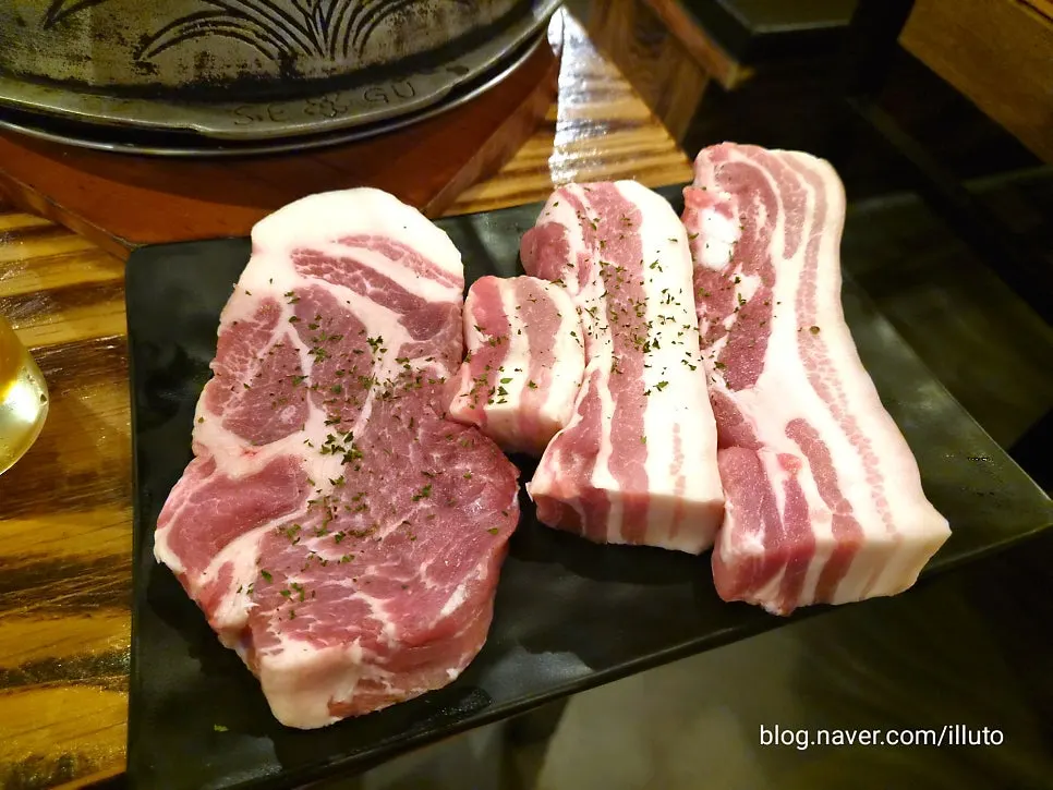 숯불 화로와 함께 나온 작은 얼음 조각