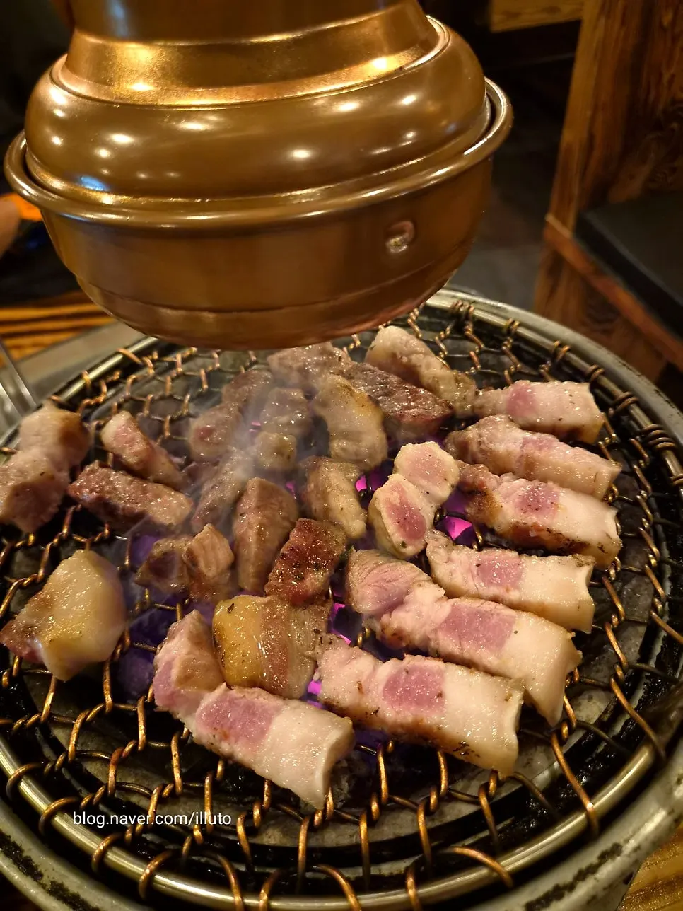 숯불 불판 위에서 구워지는 오겹살과 목살