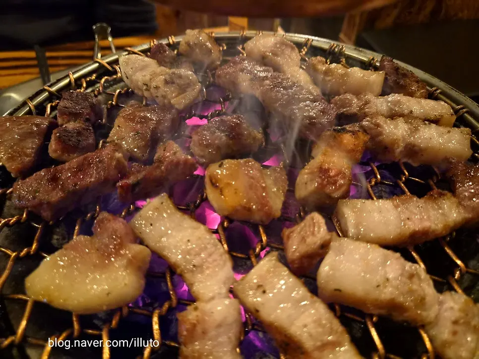 두툼하게 구워진 고기 단면