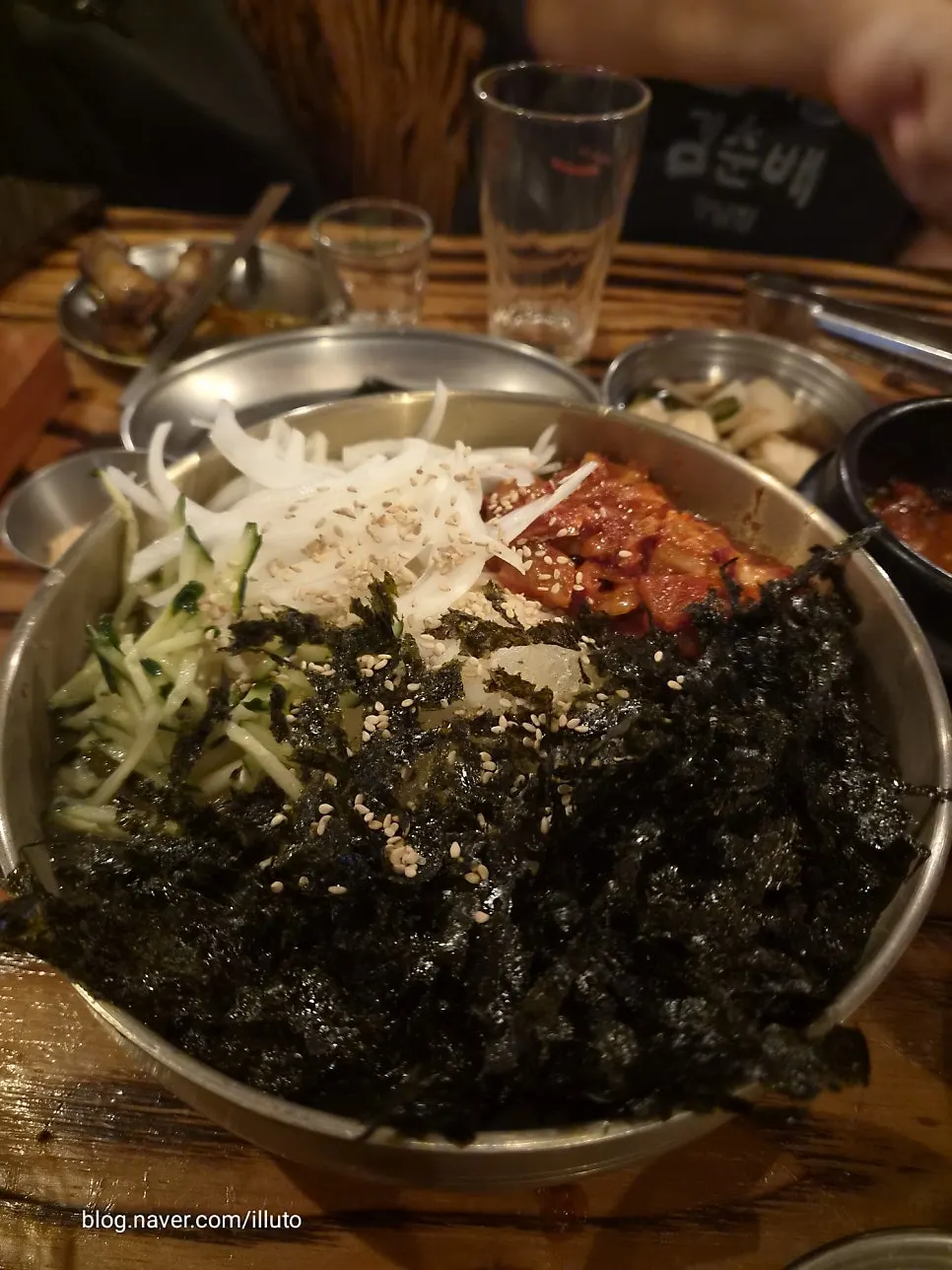 추가 주문한 살얼음 김치말이 국수