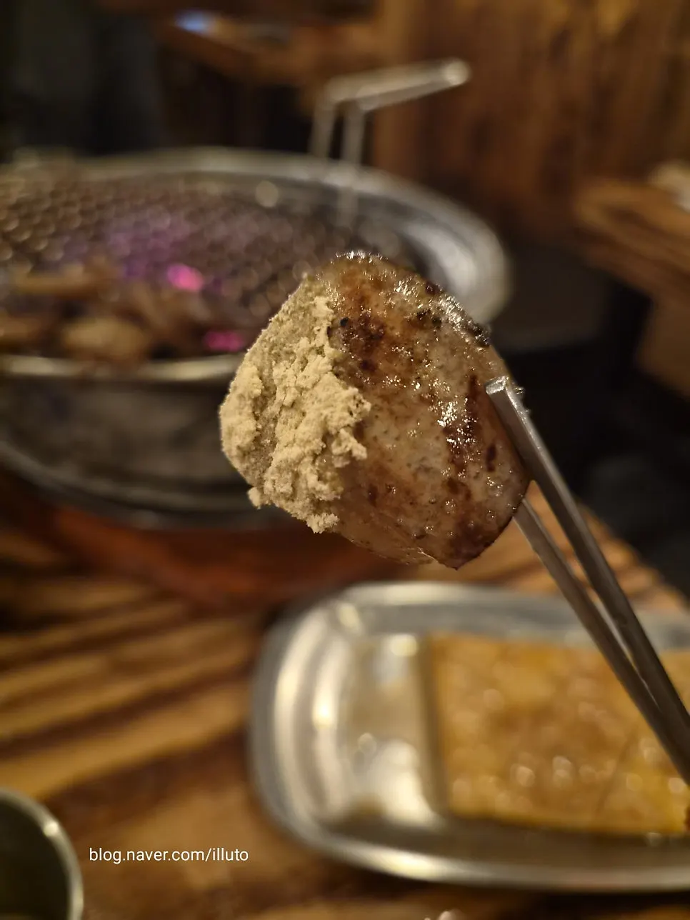 노릇하게 구워진 양념 껍데기