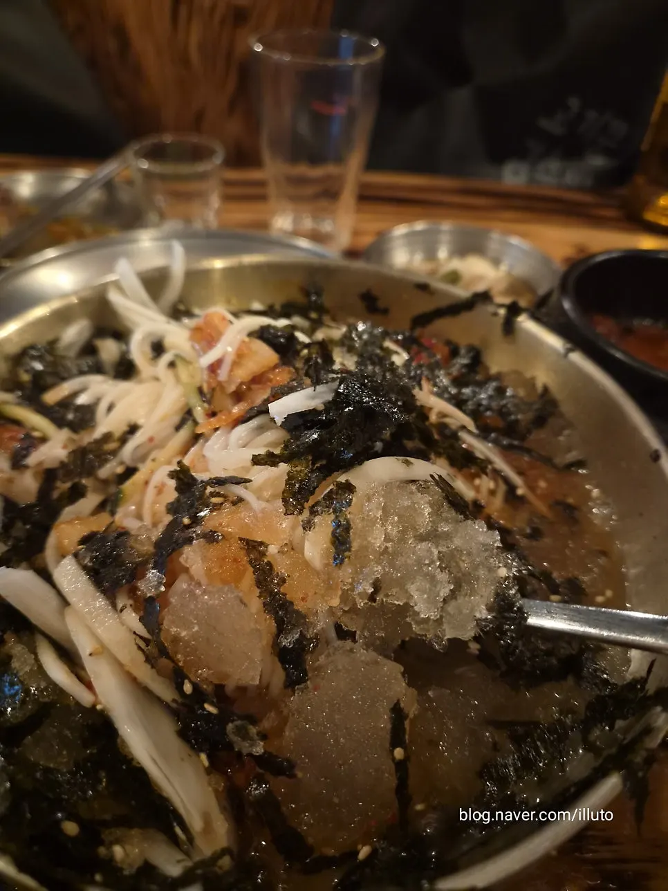 김치말이 국수와 남은 고기를 함께 담은 접시