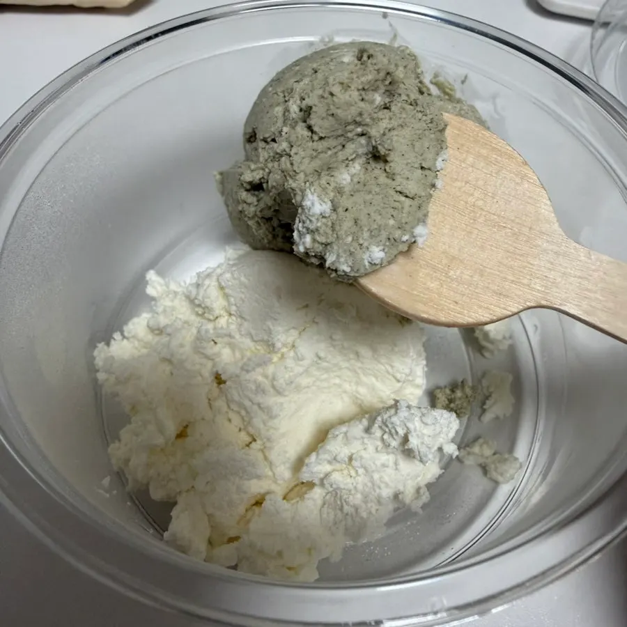 Subtly flavored mugwort Greek yogurt