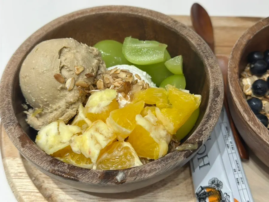 Beheu Single topped with banana, blueberry, and nectarine