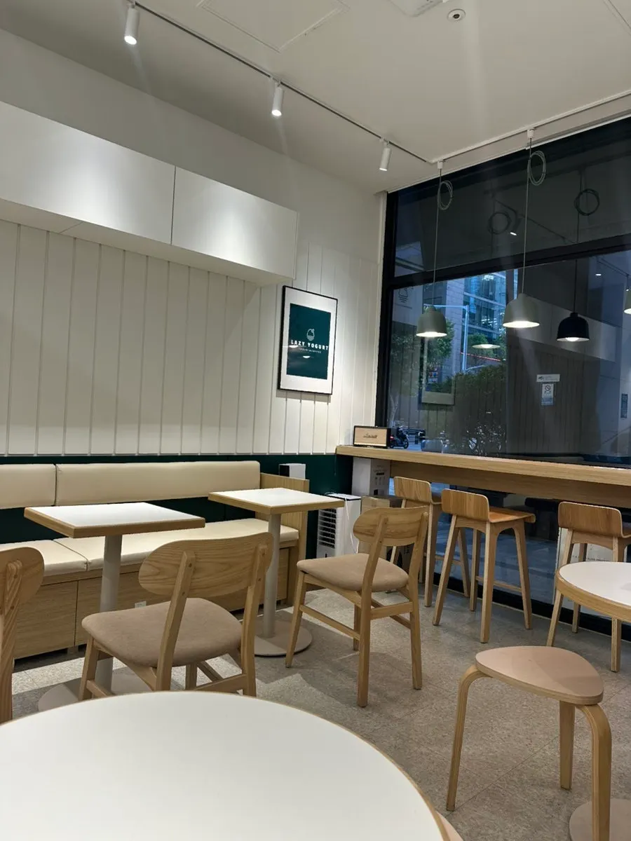 Table seating at Lazy Yogurt Gangnam