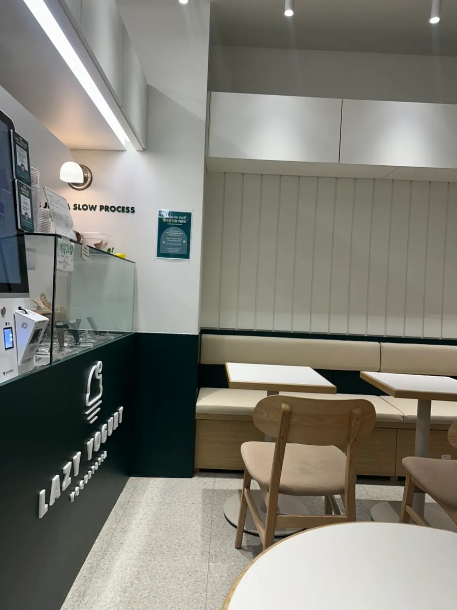 Single-seat area at Lazy Yogurt Gangnam