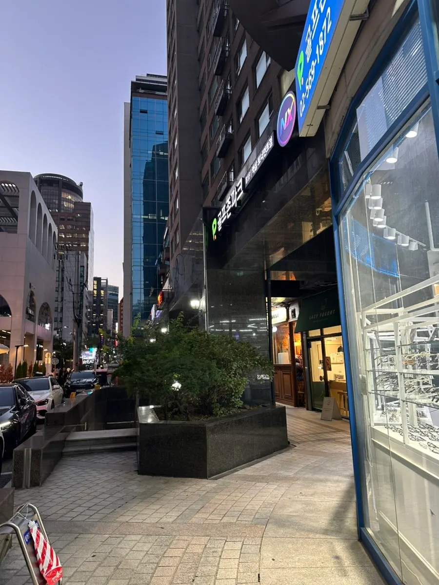 Overview of seating at the Greek yogurt café near Gangnam Station