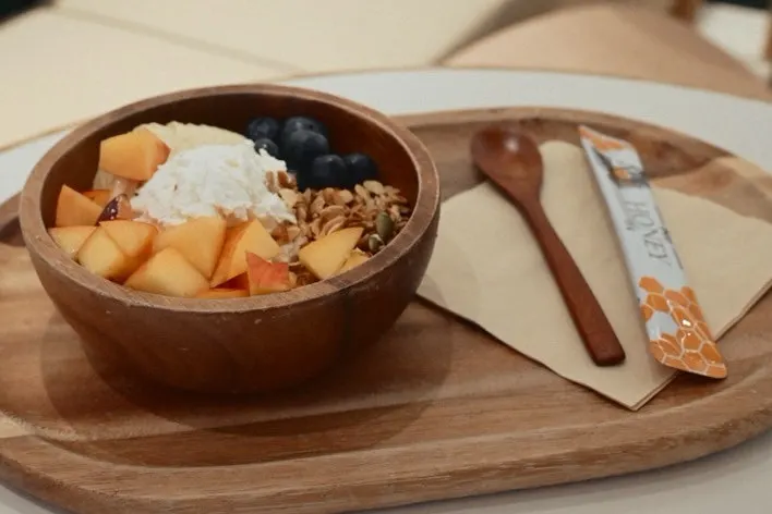 Beh Single with peach seasonal fruit