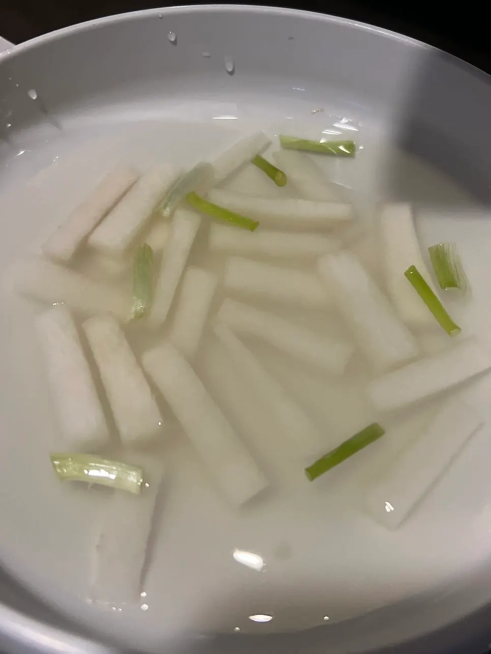 Photo introducing naengmyeon and alcoholic drinks