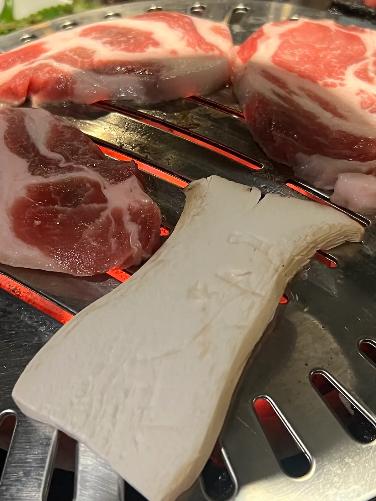 Photo of charcoal-grilled pork neck and beef rib meat