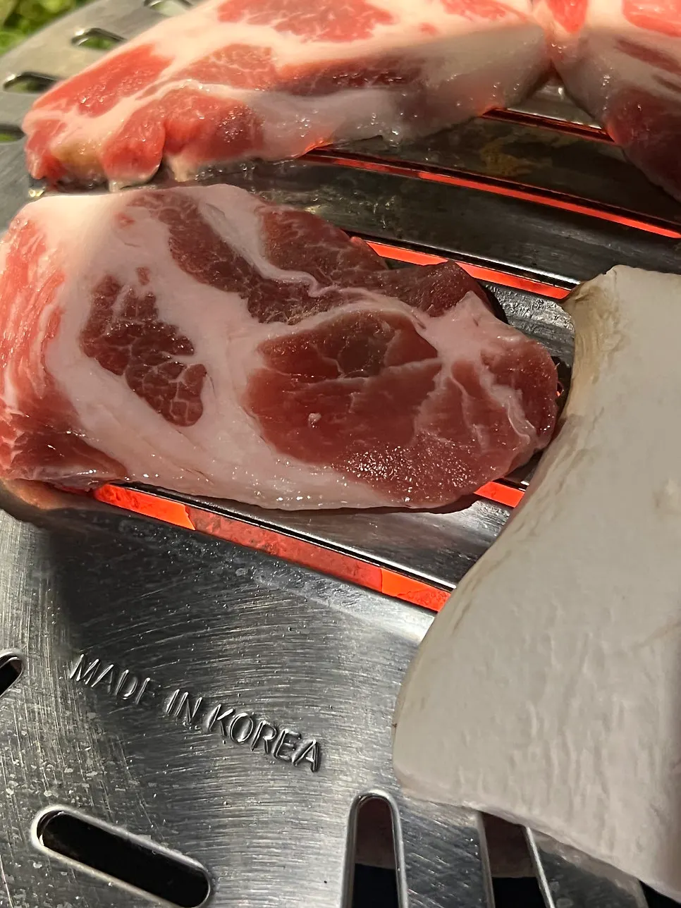 Photo of charcoal-grilled pork neck and beef rib meat