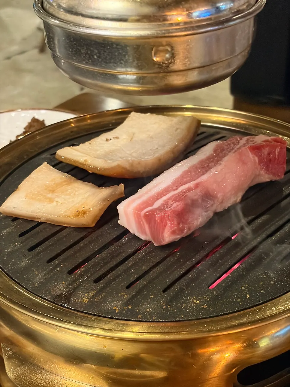 주문한 고기 메뉴를 담은 세로 이미지