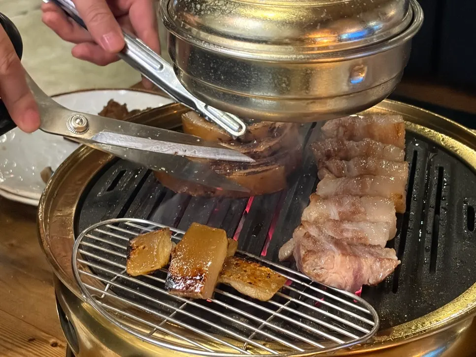 먹기 좋게 구워주는 고기 상차림 이미지