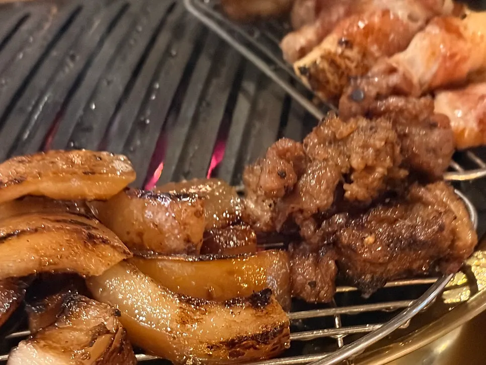 불 조절 서비스를 받은 삼겹살 이미지