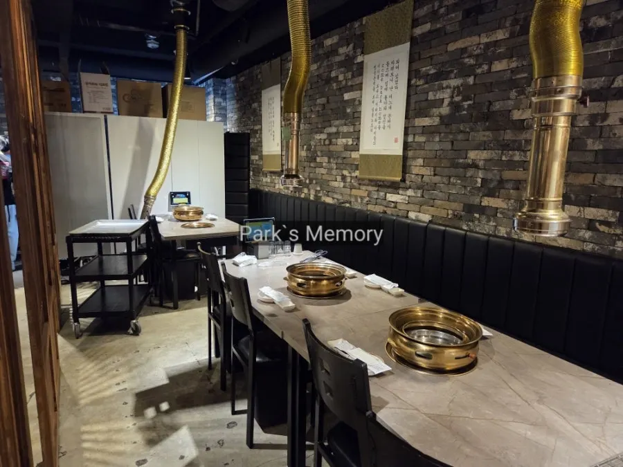 Wide, pleasant view of the restaurant's dining hall