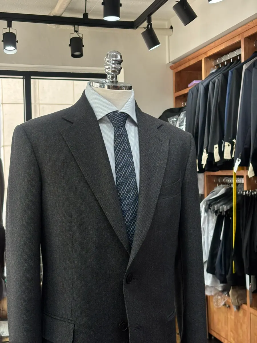 Selecting custom suit details like buttons and lapel