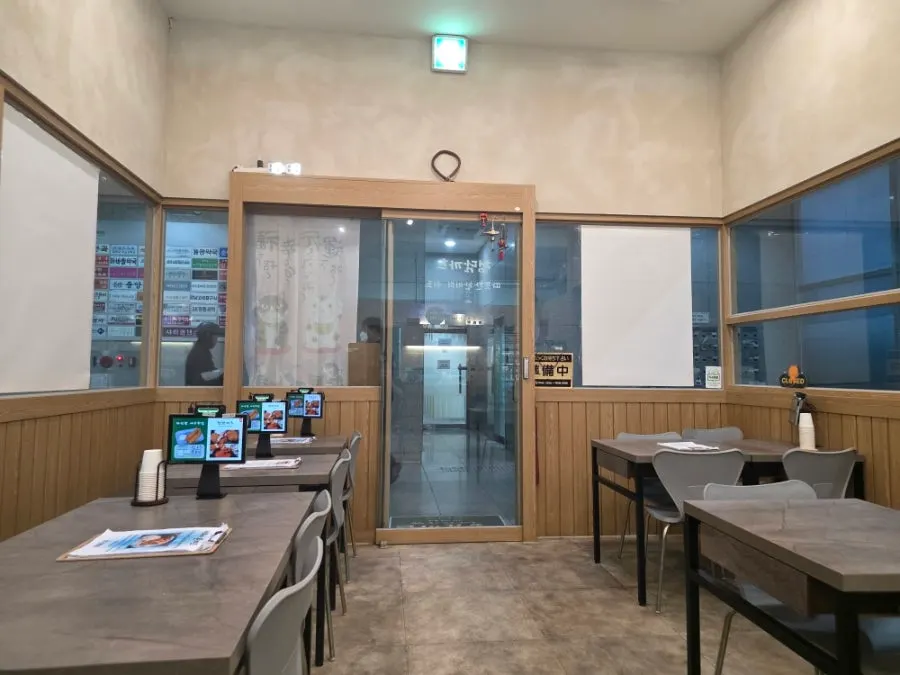 청담까츠 깔끔한 매장 내부