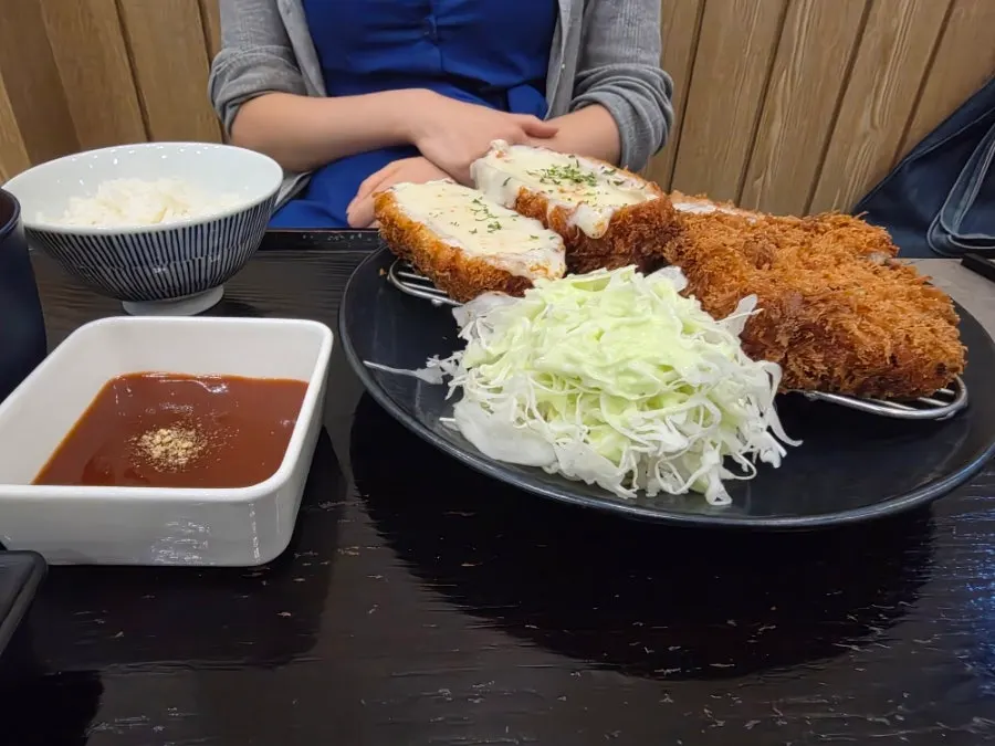 치즈까스와 기본 돈까스가 담긴 모듬까츠