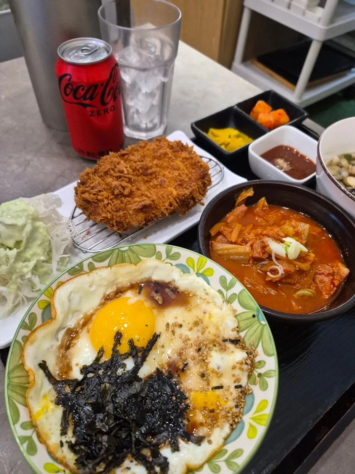 얼음컵과 함께 나온 제로콜라