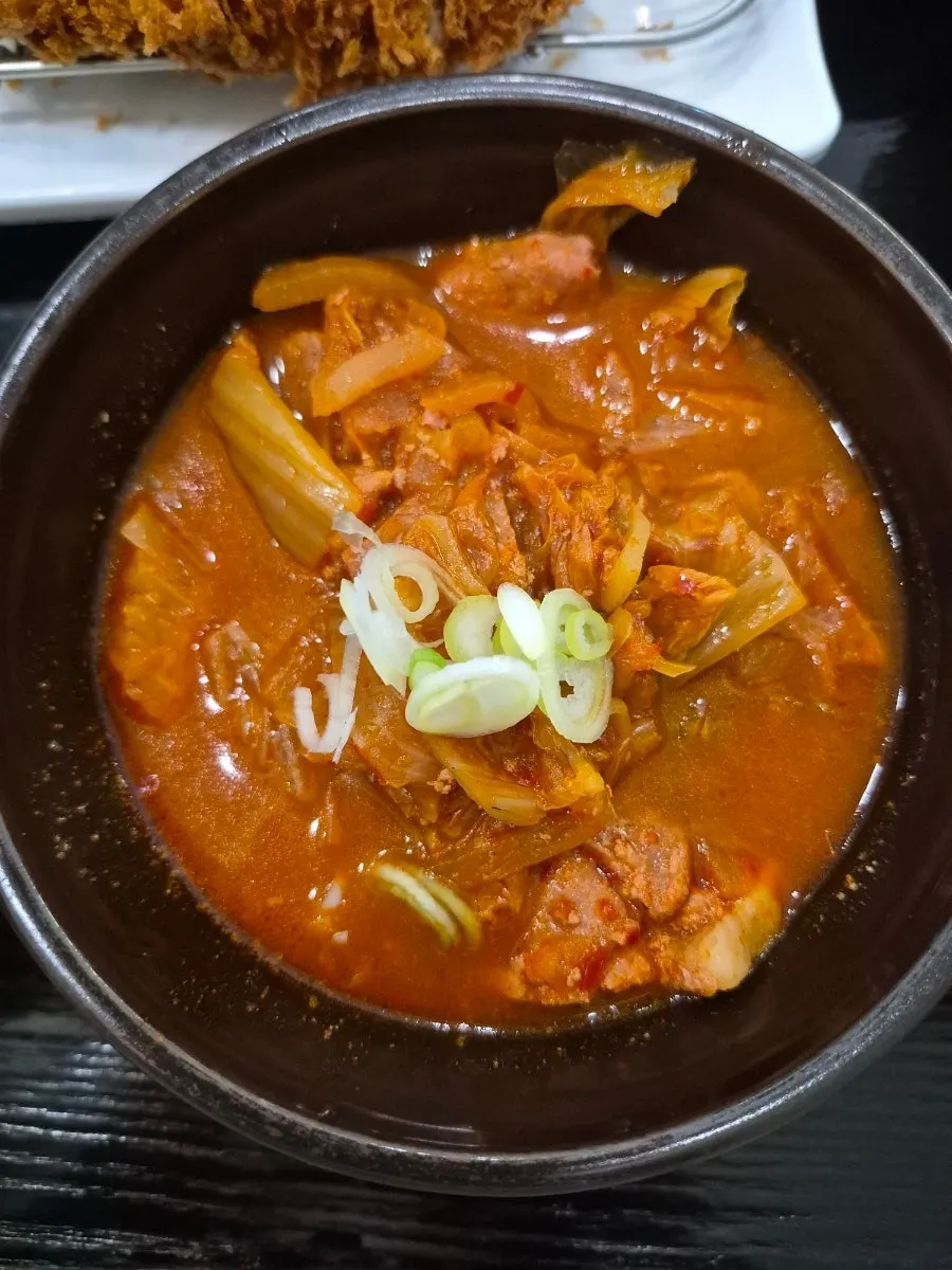 돈까스와 김치찌개 한상차림