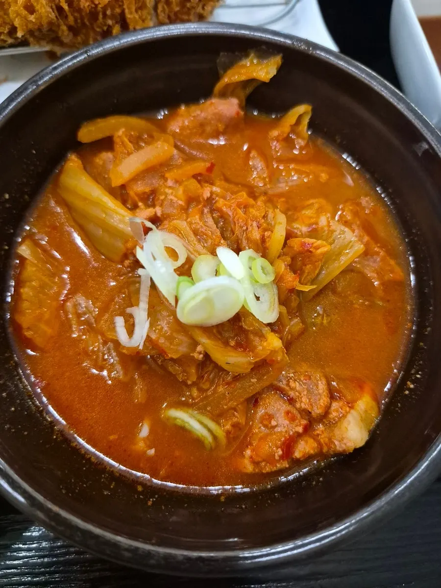 김치찌개를 곁들인 정식 트레이