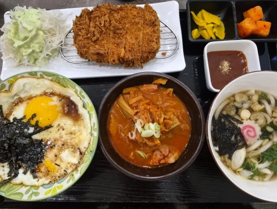 카츠를 곁들인 오이비빔메밀