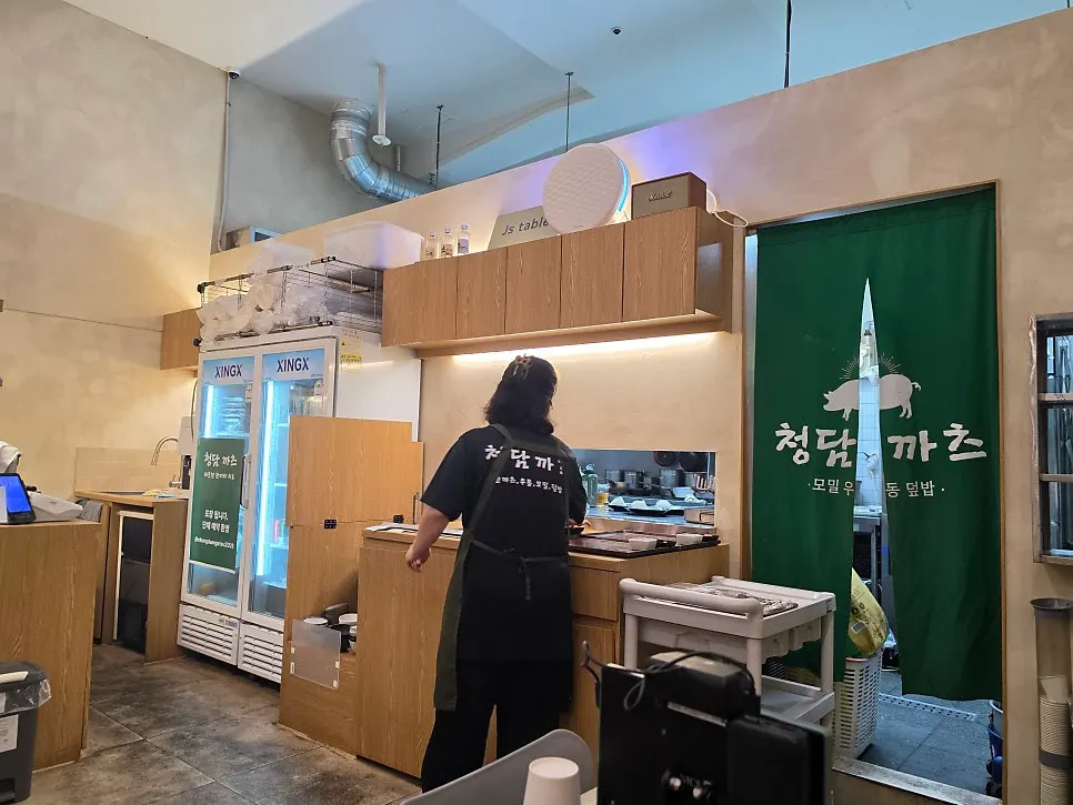 Interior view of Cheongdam Kkatsu Gangnam-gu Office Station Branch