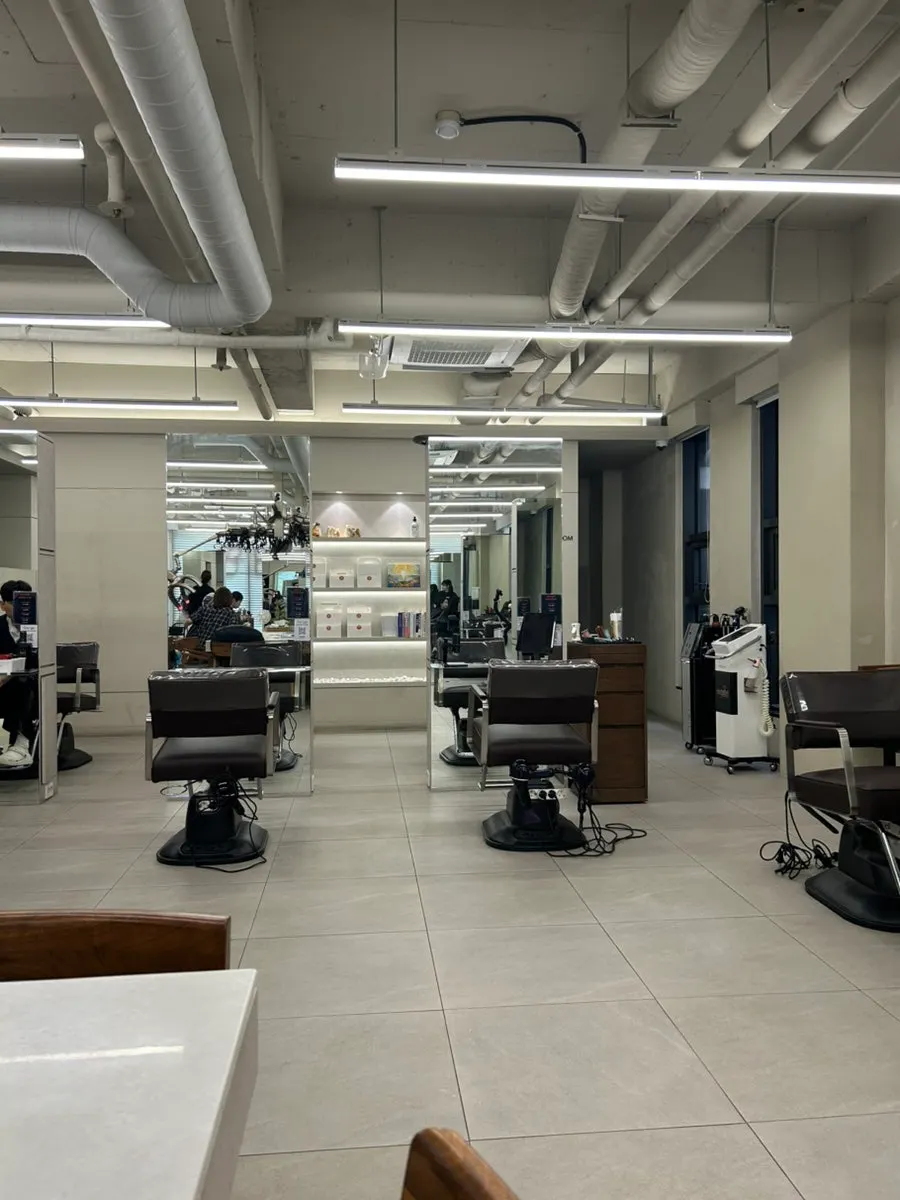 White and wood-toned interior of Beorn Hair Cheongdam