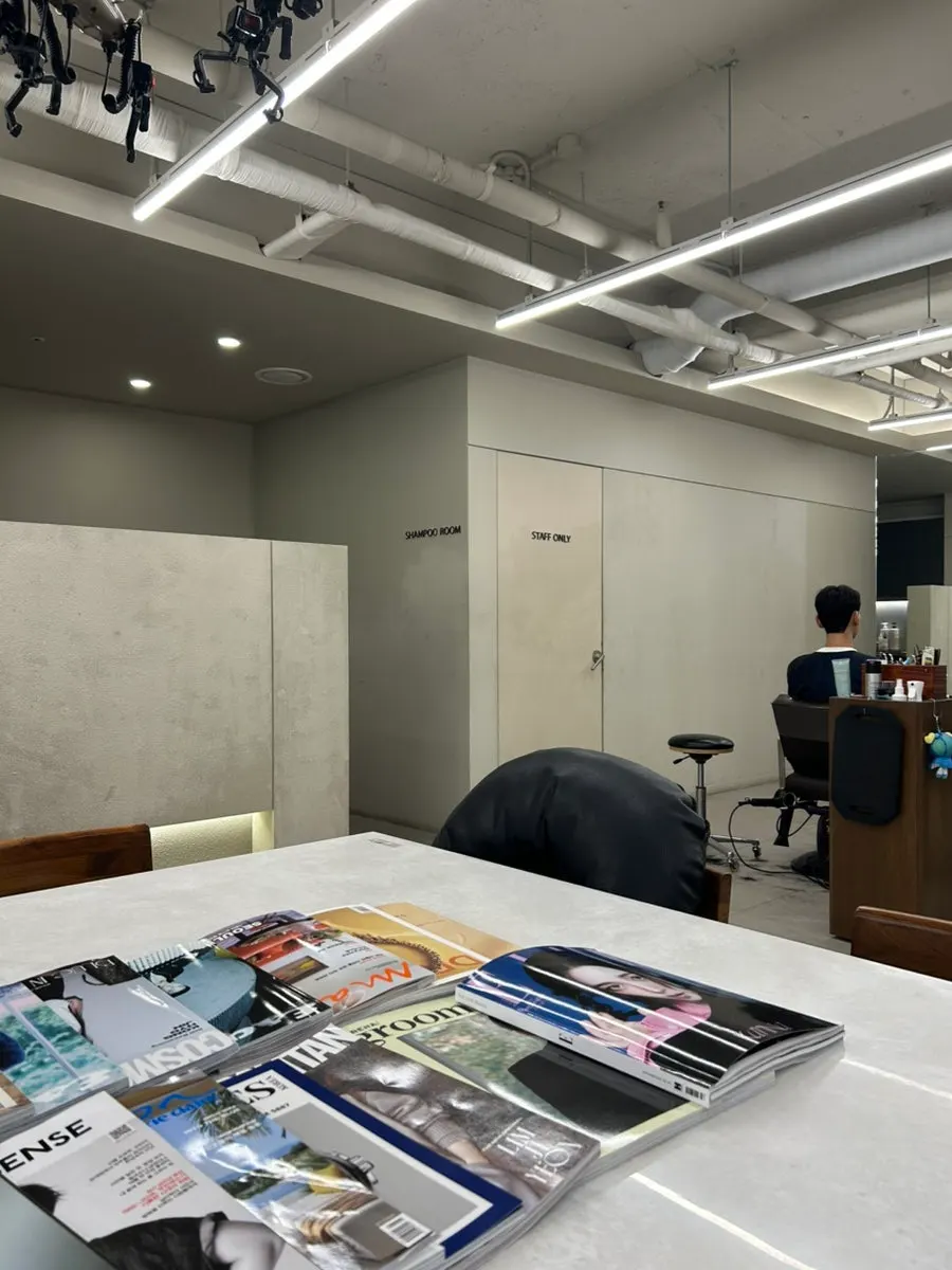 Fashion and interior magazines in the waiting area