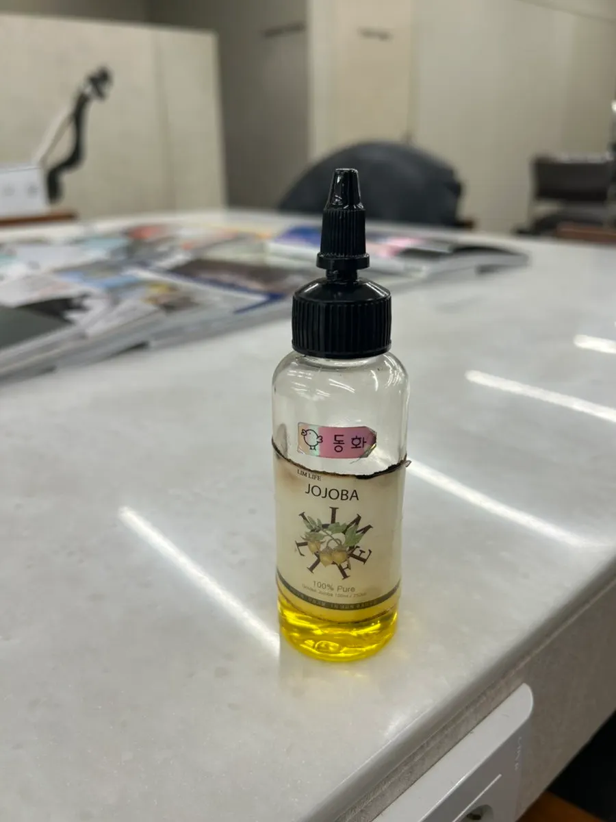 Anti-stain solution and scalp protector prepared before coloring