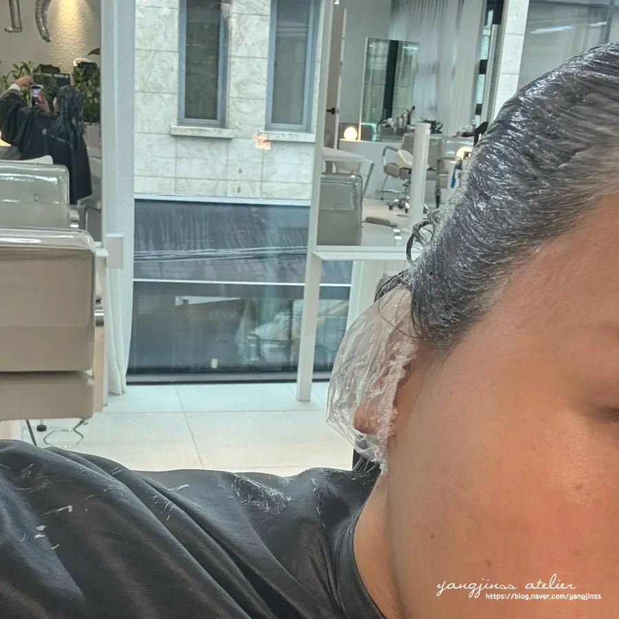 Head stylist performing the full tone-down dye