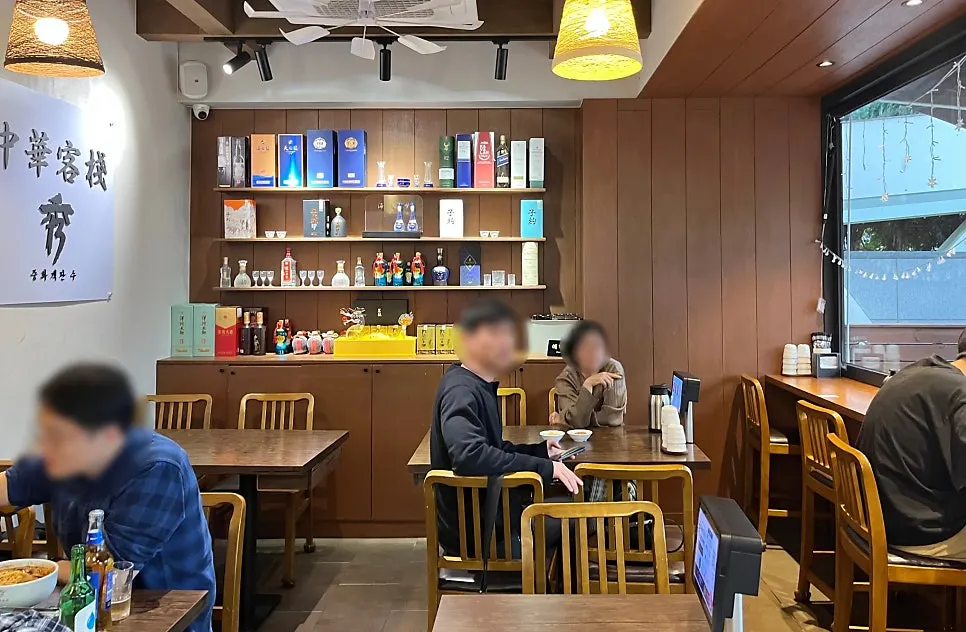 Chinese restaurant table seating in a polished atmosphere