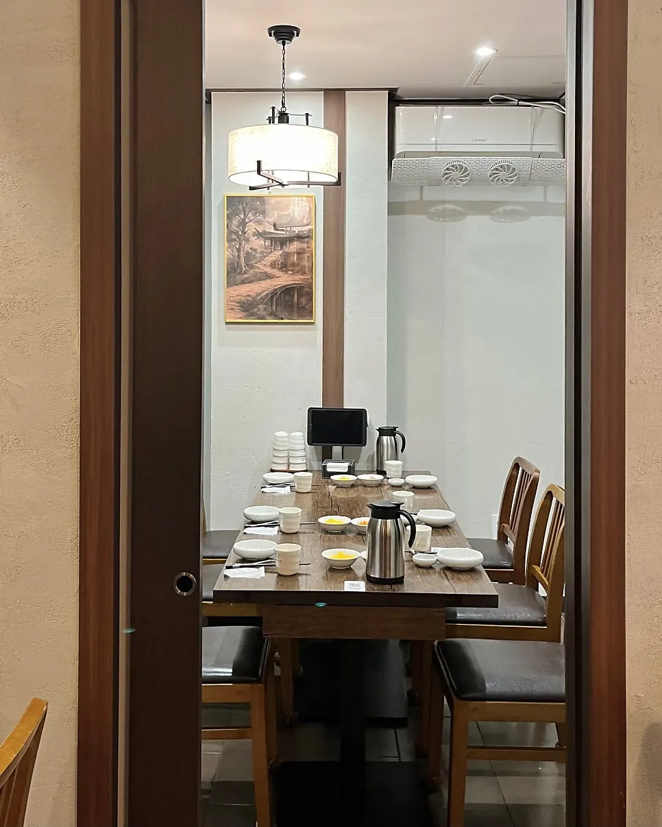 Chinese restaurant interior with solo-dining seats and private rooms