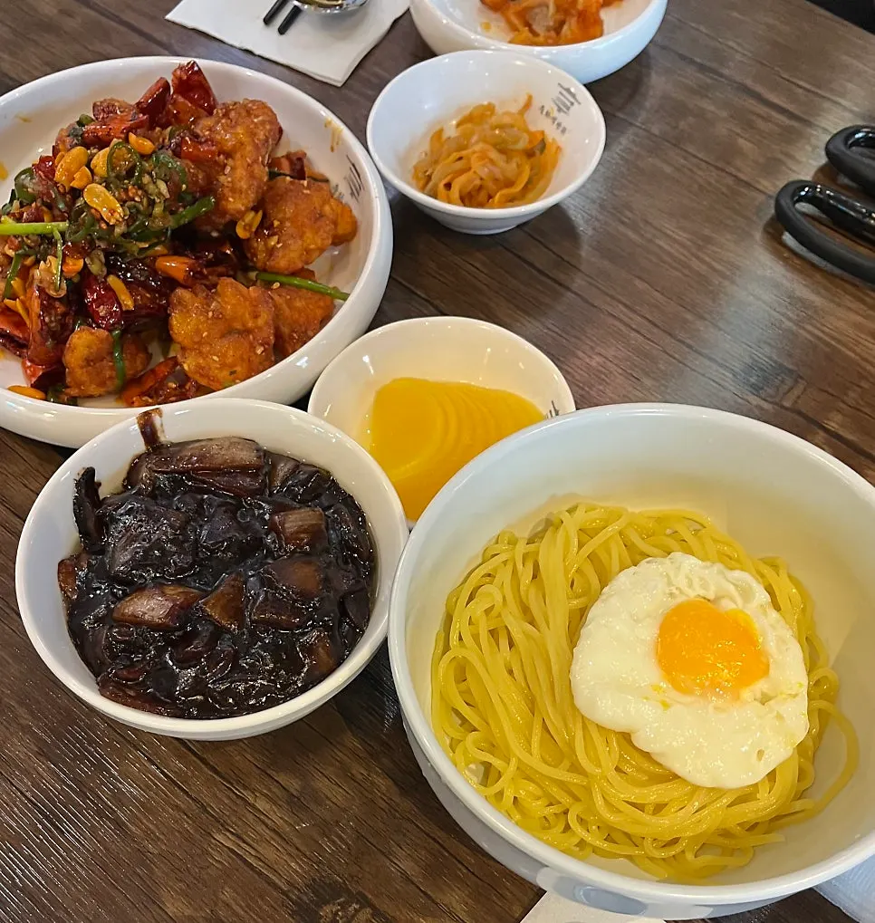 Kkanpunggi and Chinese-style jajang served quickly after ordering