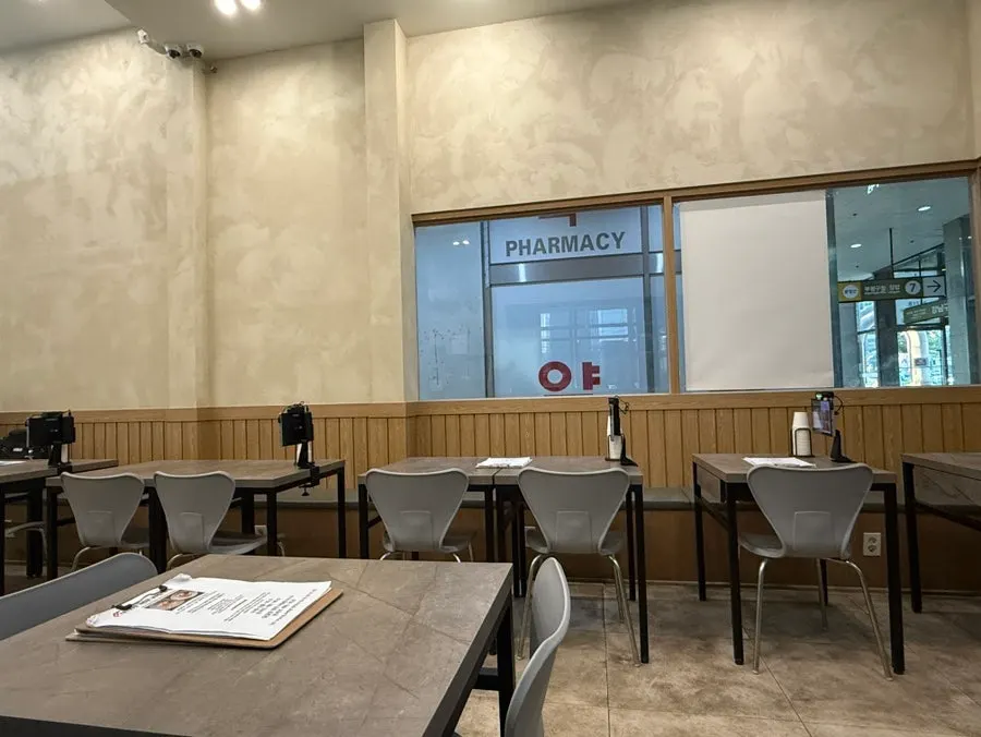 Interior of Cheongdam Kkatsu Gangnam-gu Office Station Branch with generously spaced tables