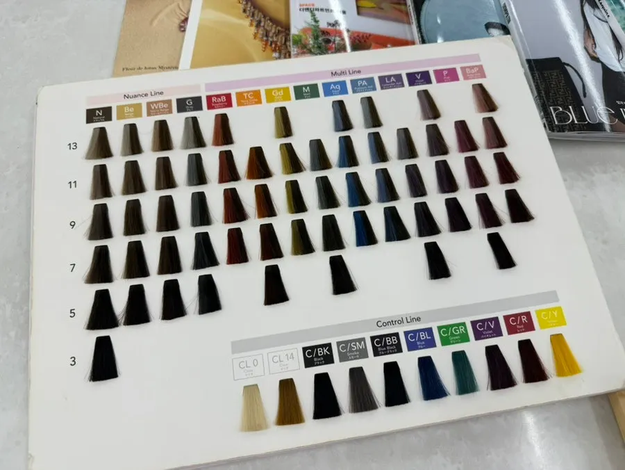 染发前对照色卡进行的定制咨询