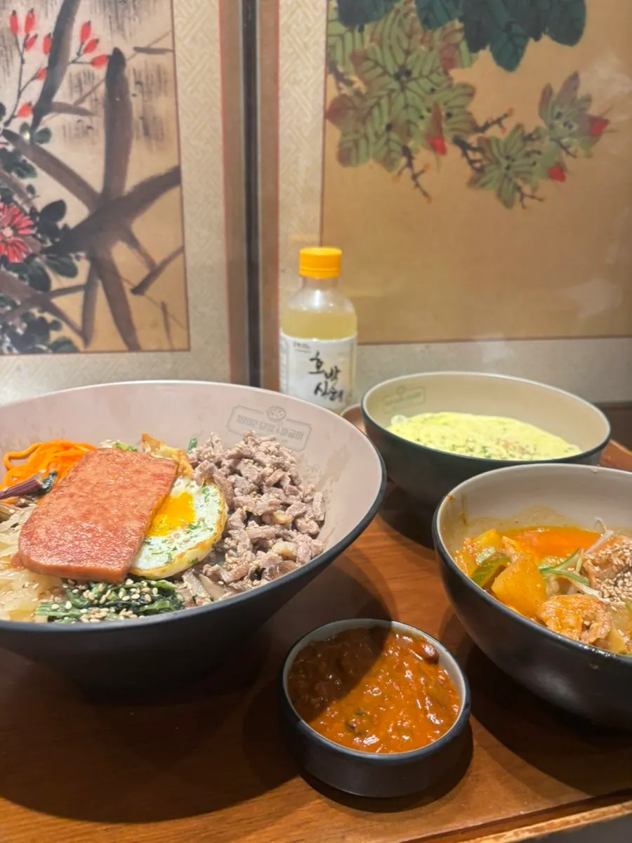 Savory-sweet, lightly spicy ssamjang bibimbap set