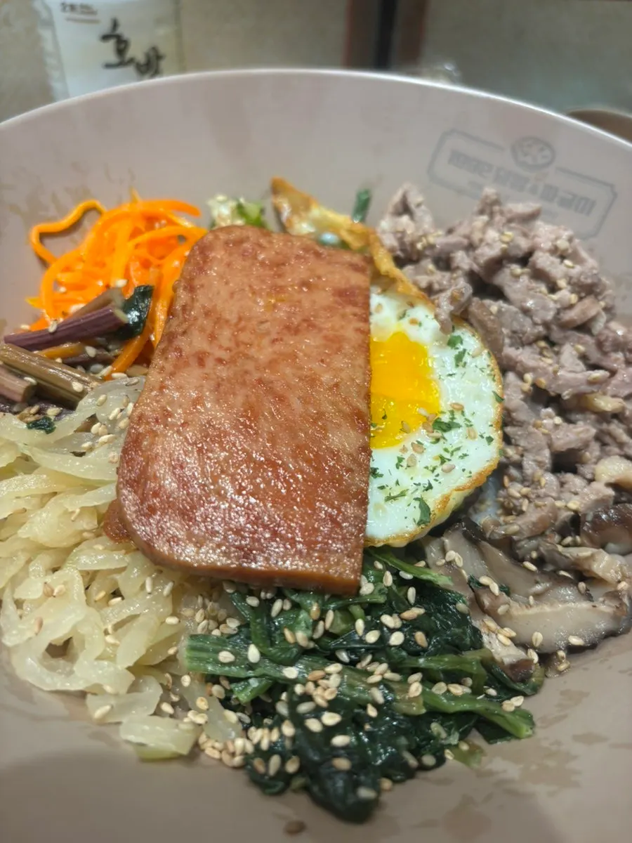Savory-sweet, lightly spicy ssamjang bibimbap set