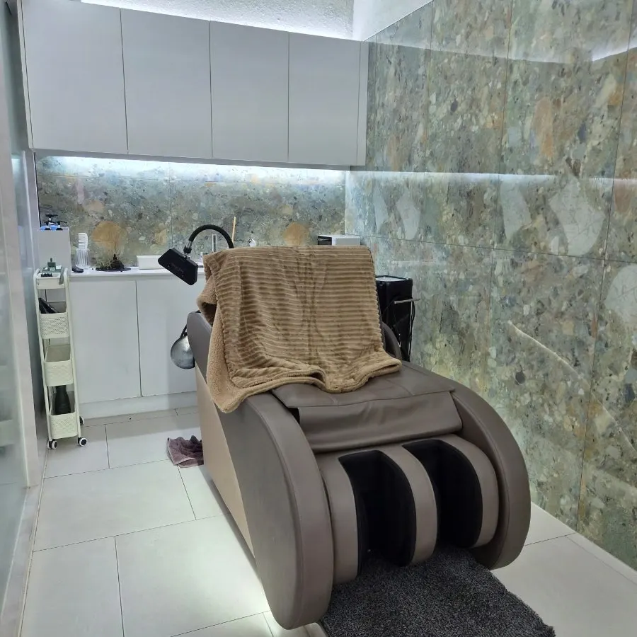Comfortably cushioned shampoo room chair