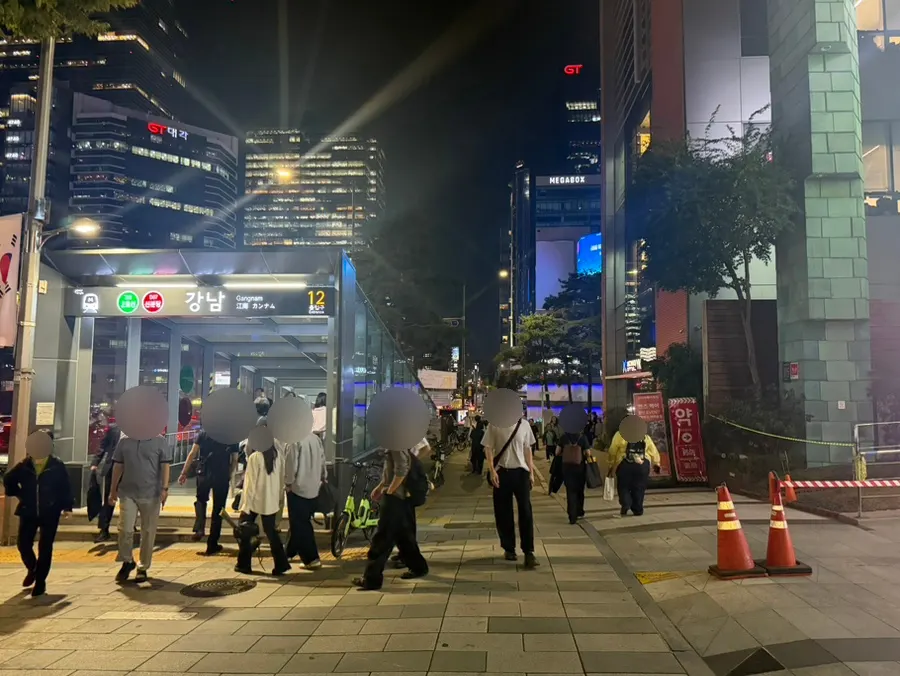 강남역 12번 출구 앞 고아라헤어케어 강남점 입구