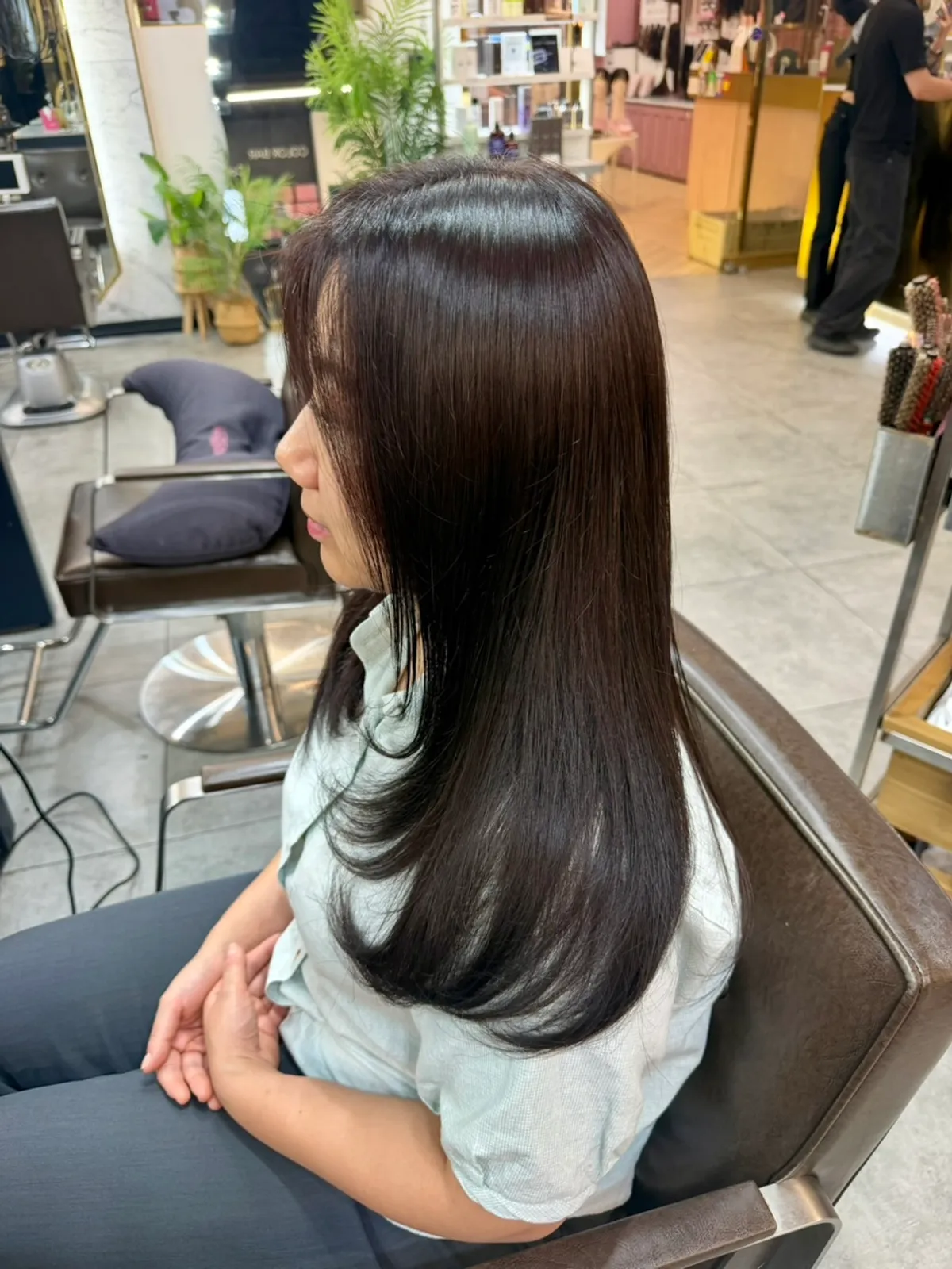 톤다운 염색과 스타일링을 마친 헤어